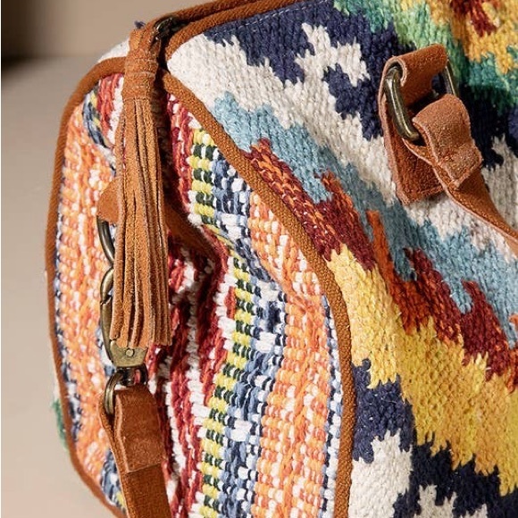 Belmont Boston Bag: A Fusion of Style and Quality - Picture 4 of 4